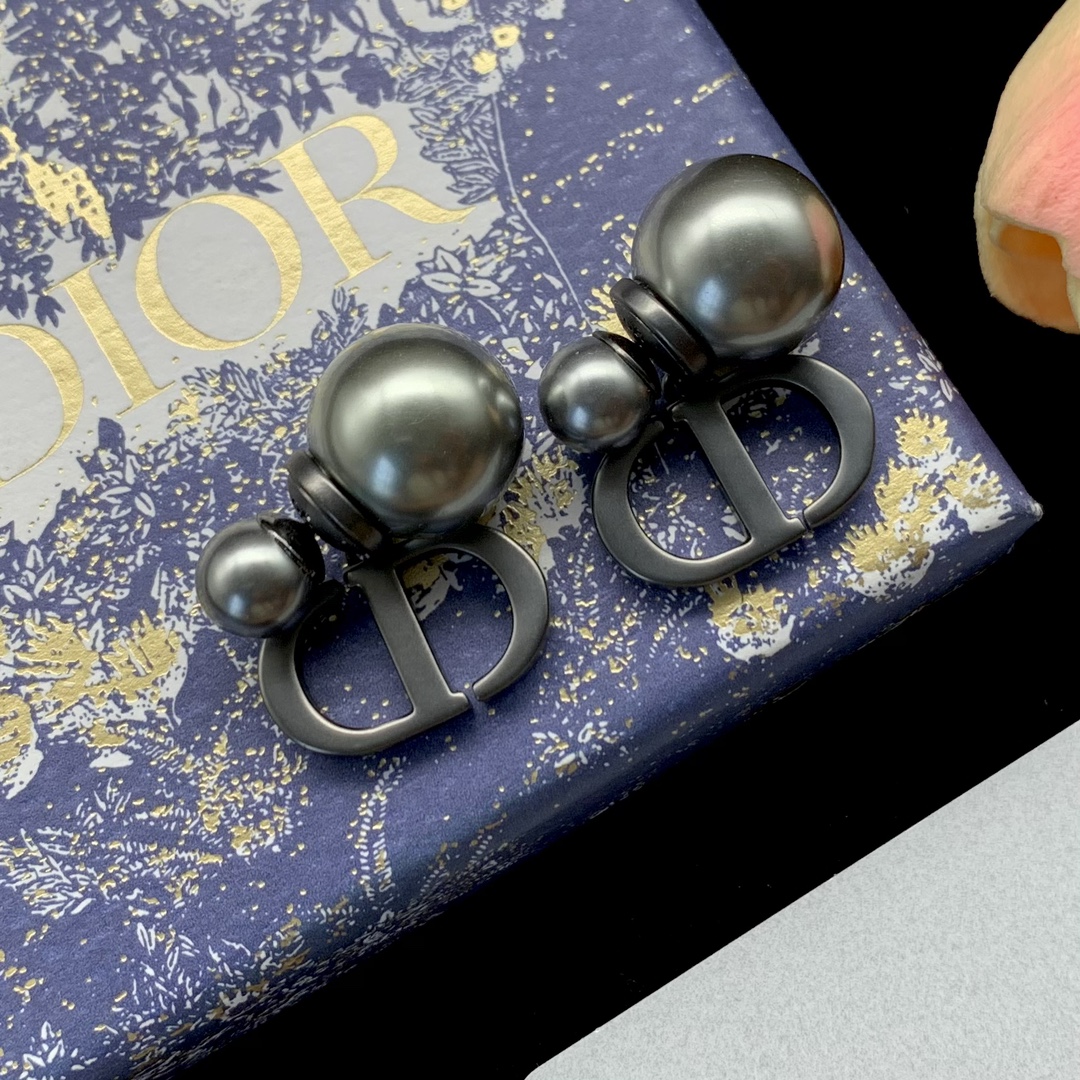 Bagsaaa D10r Montaigne CD Black Stud Earrings