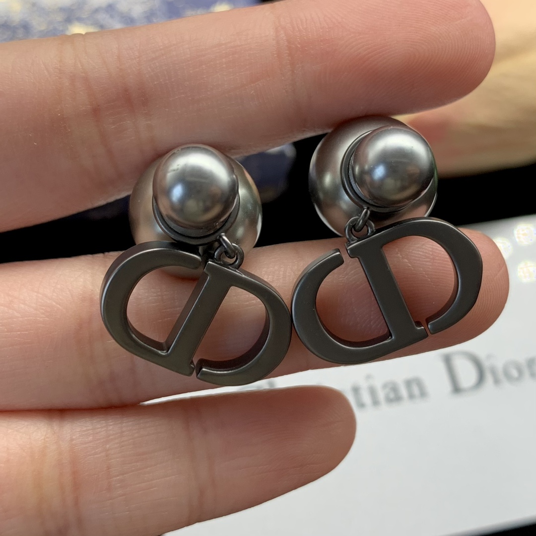 Bagsaaa D10r Montaigne CD Black Stud Earrings