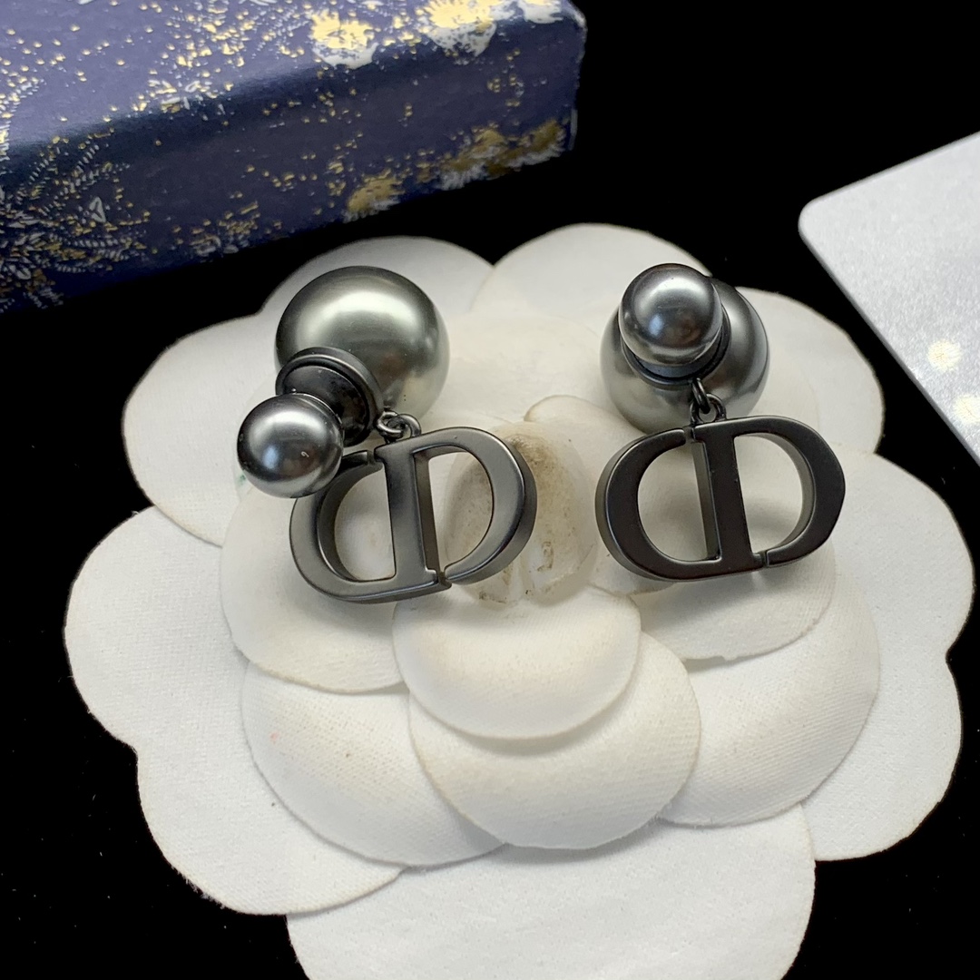 Bagsaaa D10r Montaigne CD Black Stud Earrings