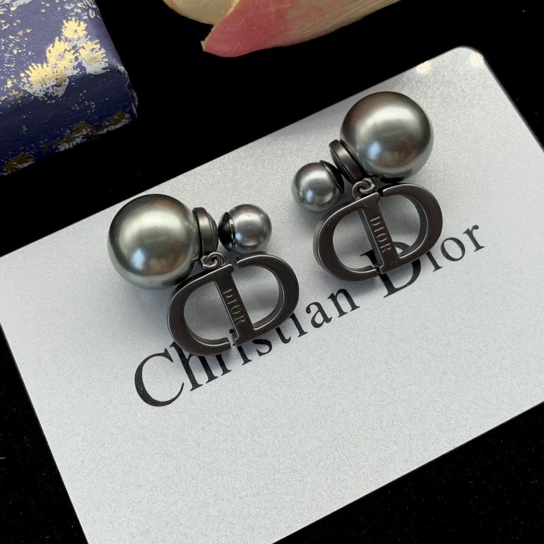 Bagsaaa D10r Montaigne CD Black Stud Earrings