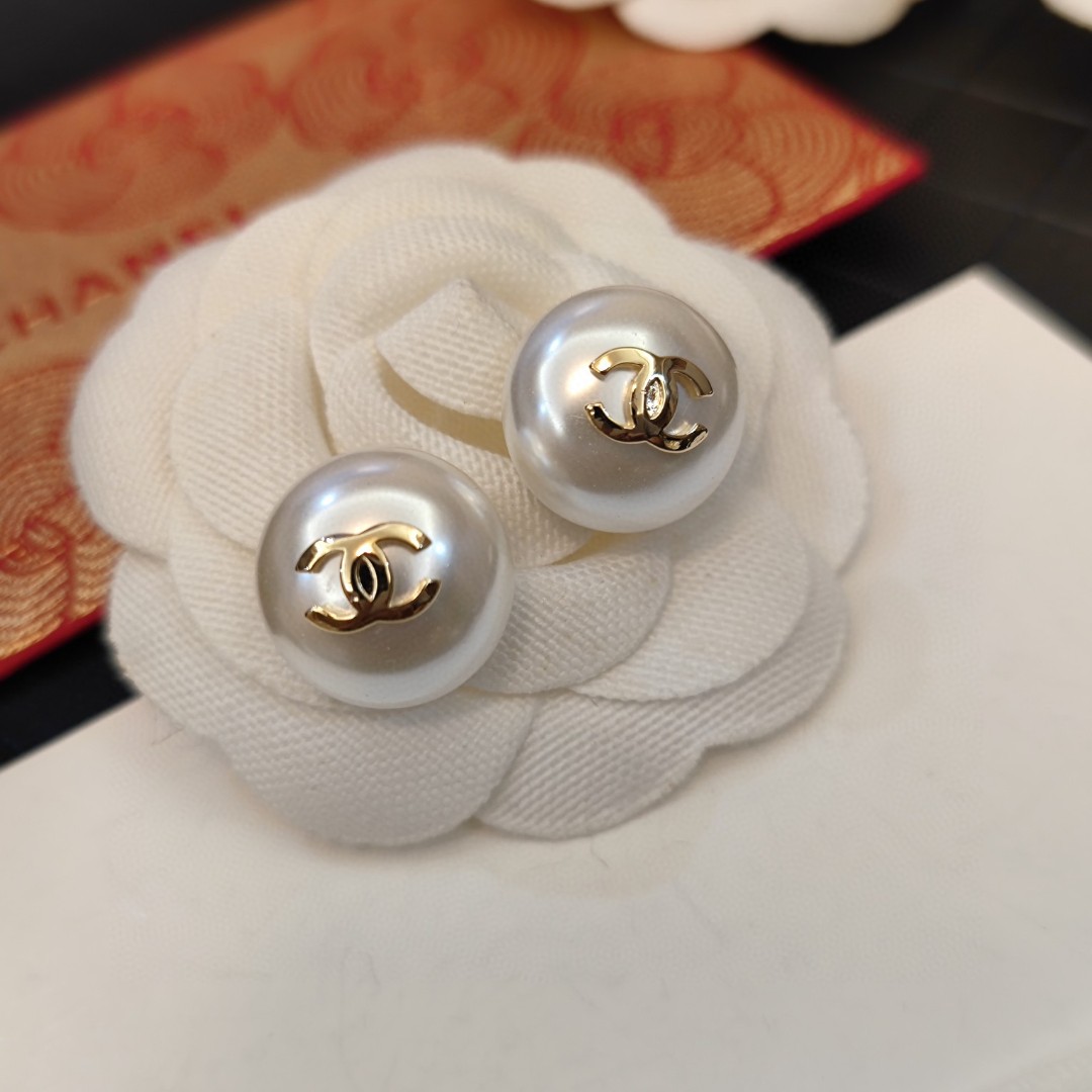 Bagsaaa Ch**el Pearl Stud Earrings