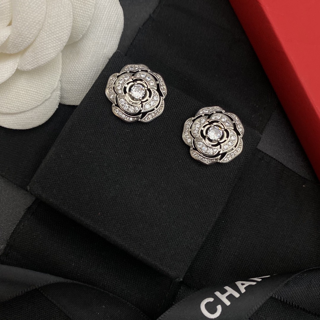 Bagsaaa Flower Silver Stud Earrings