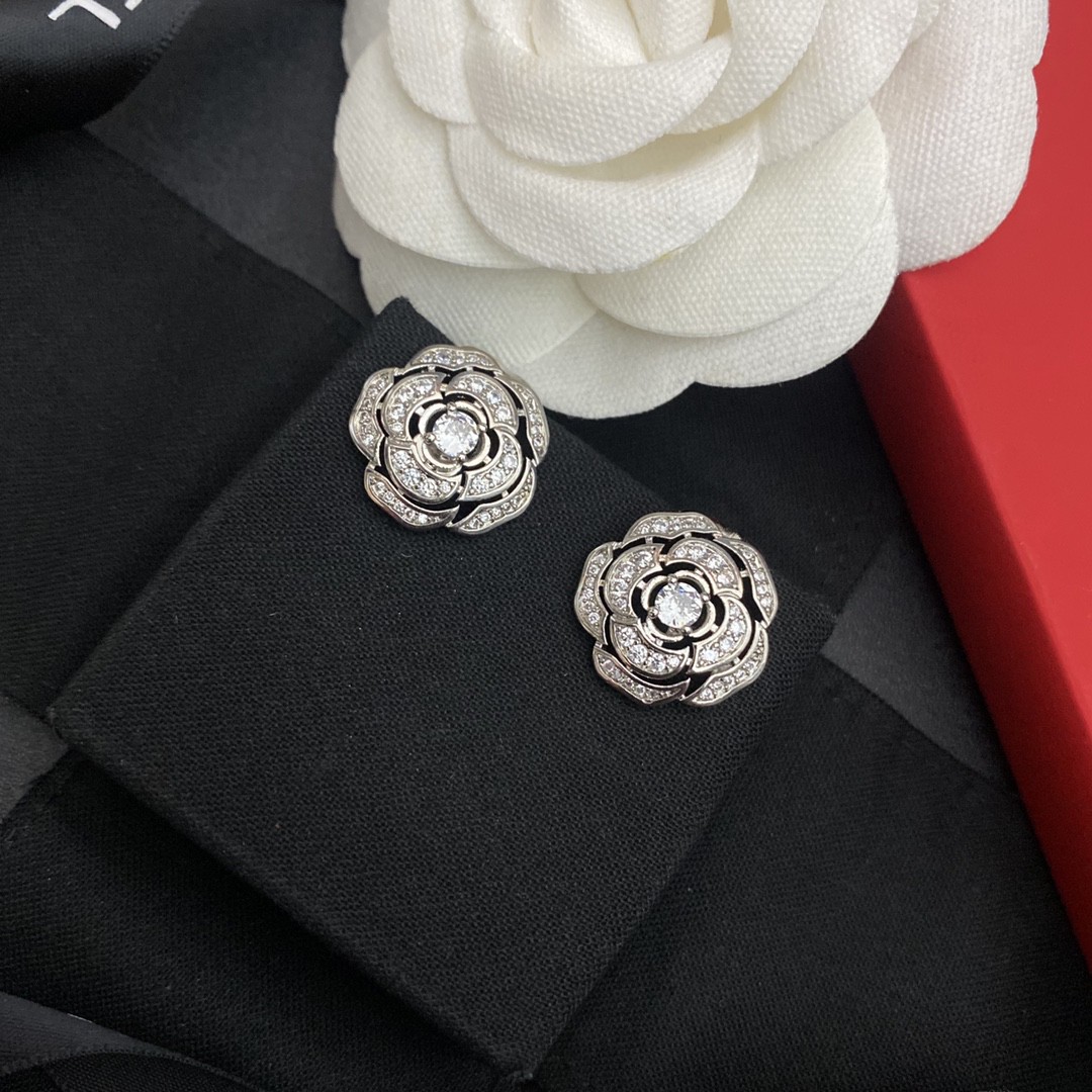 Bagsaaa Flower Silver Stud Earrings