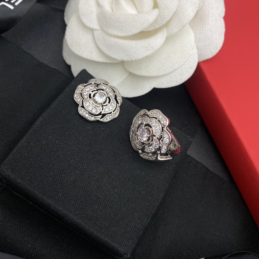 Bagsaaa Flower Silver Stud Earrings