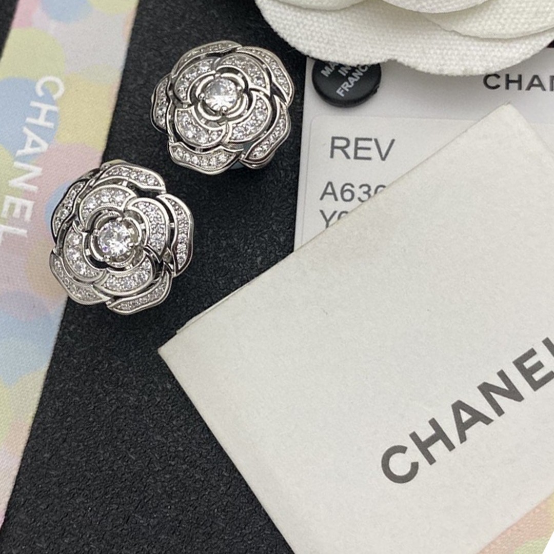 Bagsaaa Flower Silver Stud Earrings