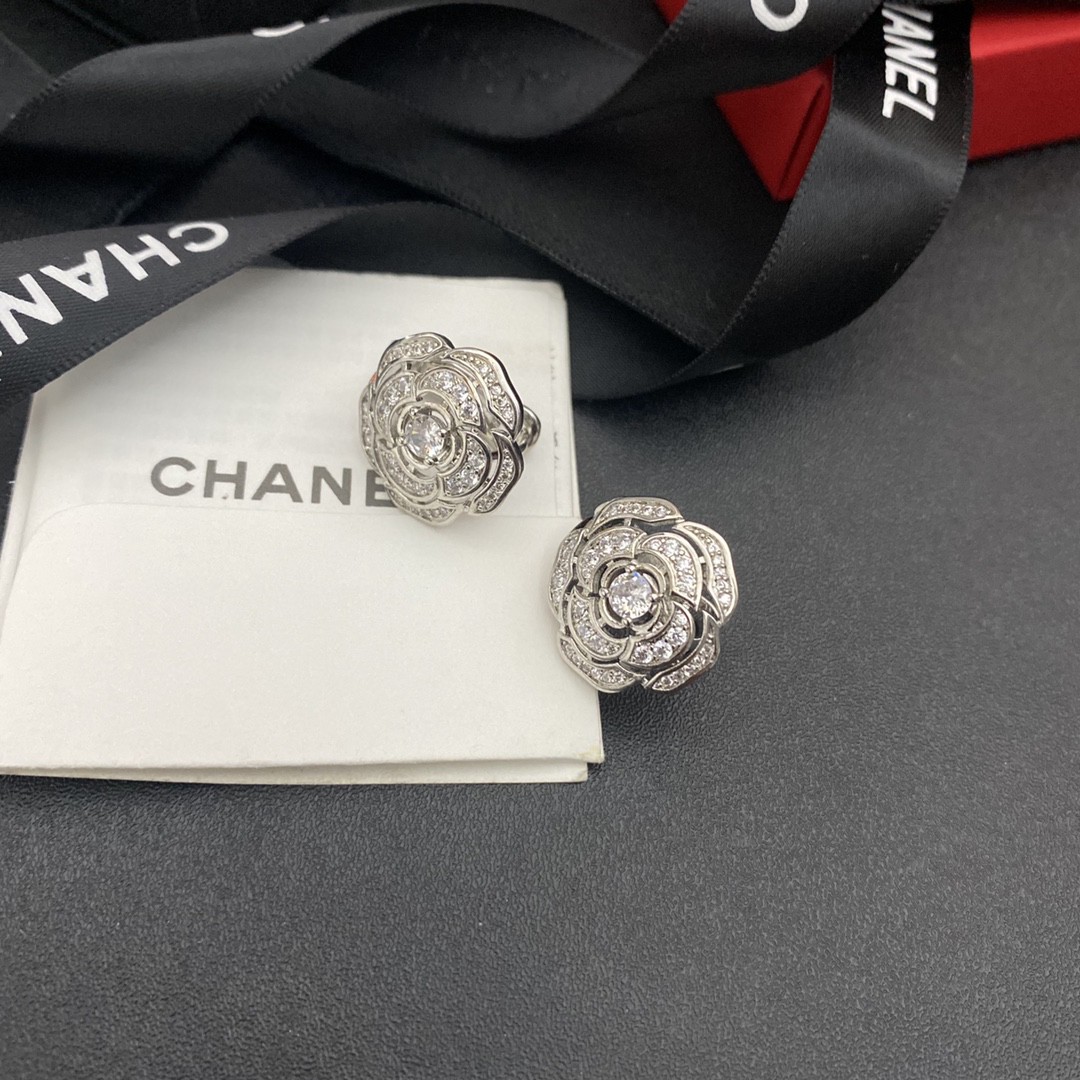 Bagsaaa Flower Silver Stud Earrings