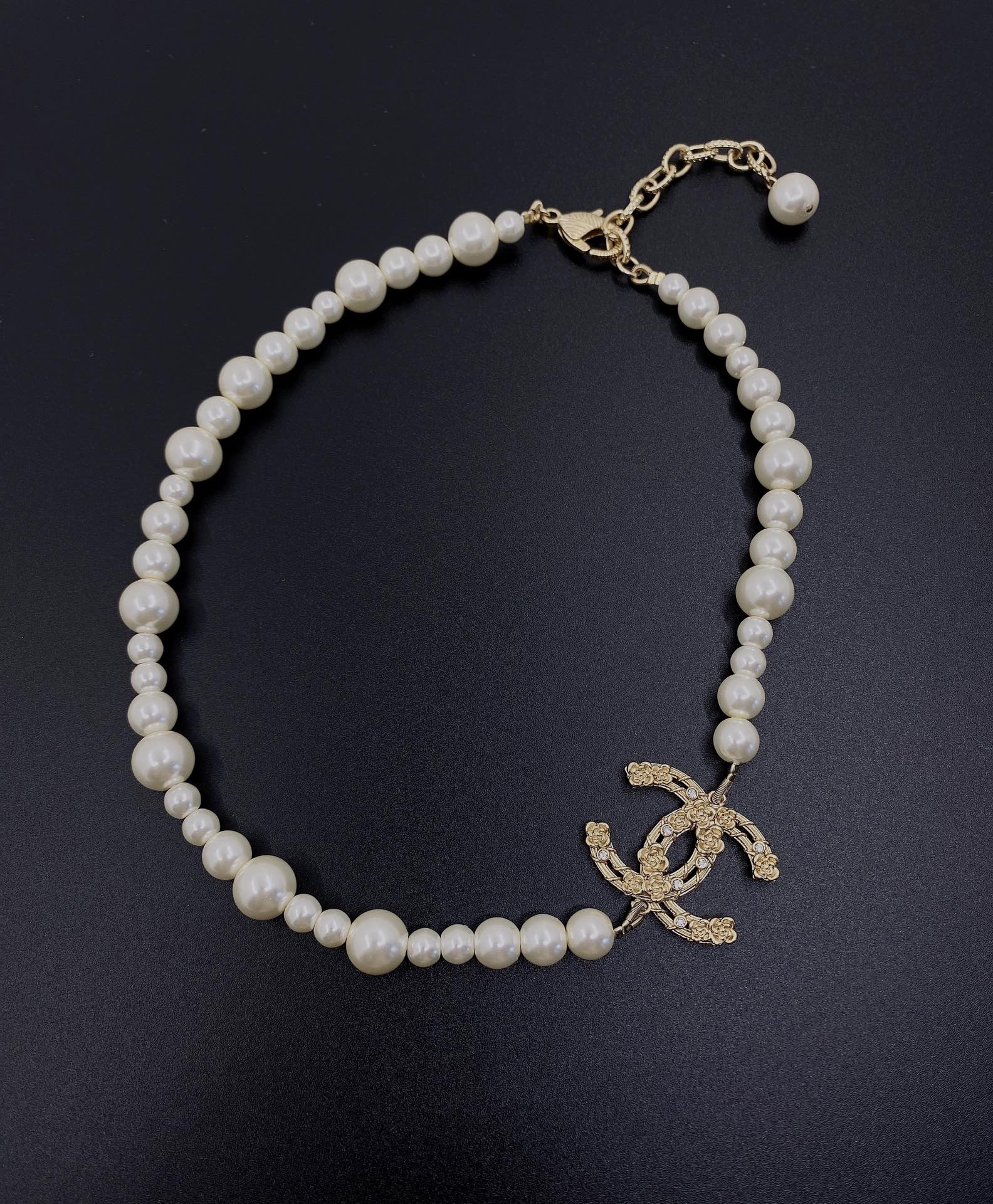 Bagsaaa Ch**el Pearl and CC Gold Logo Necklace