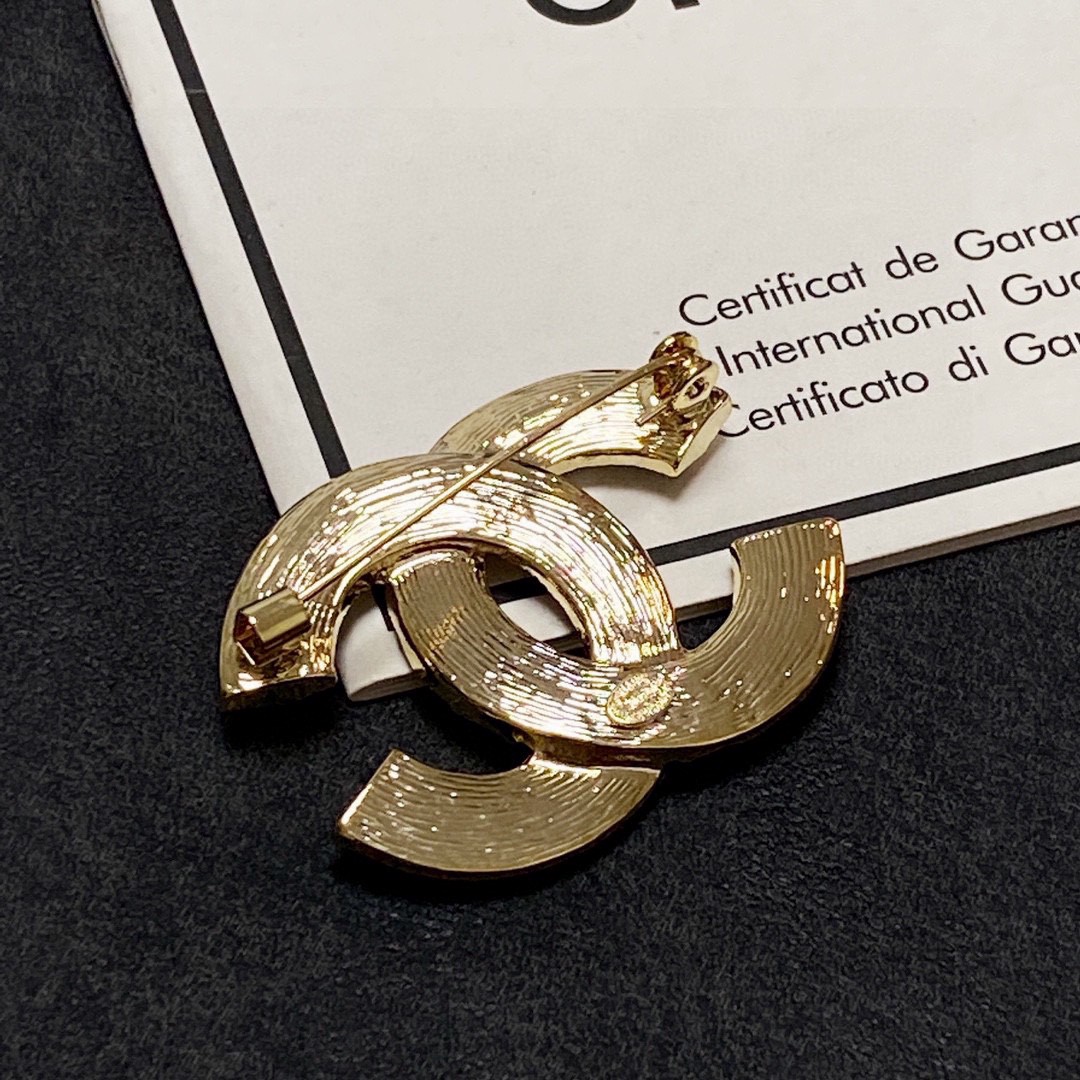 Bagsaaa Ch**el Gold and Crystal Brooch 02