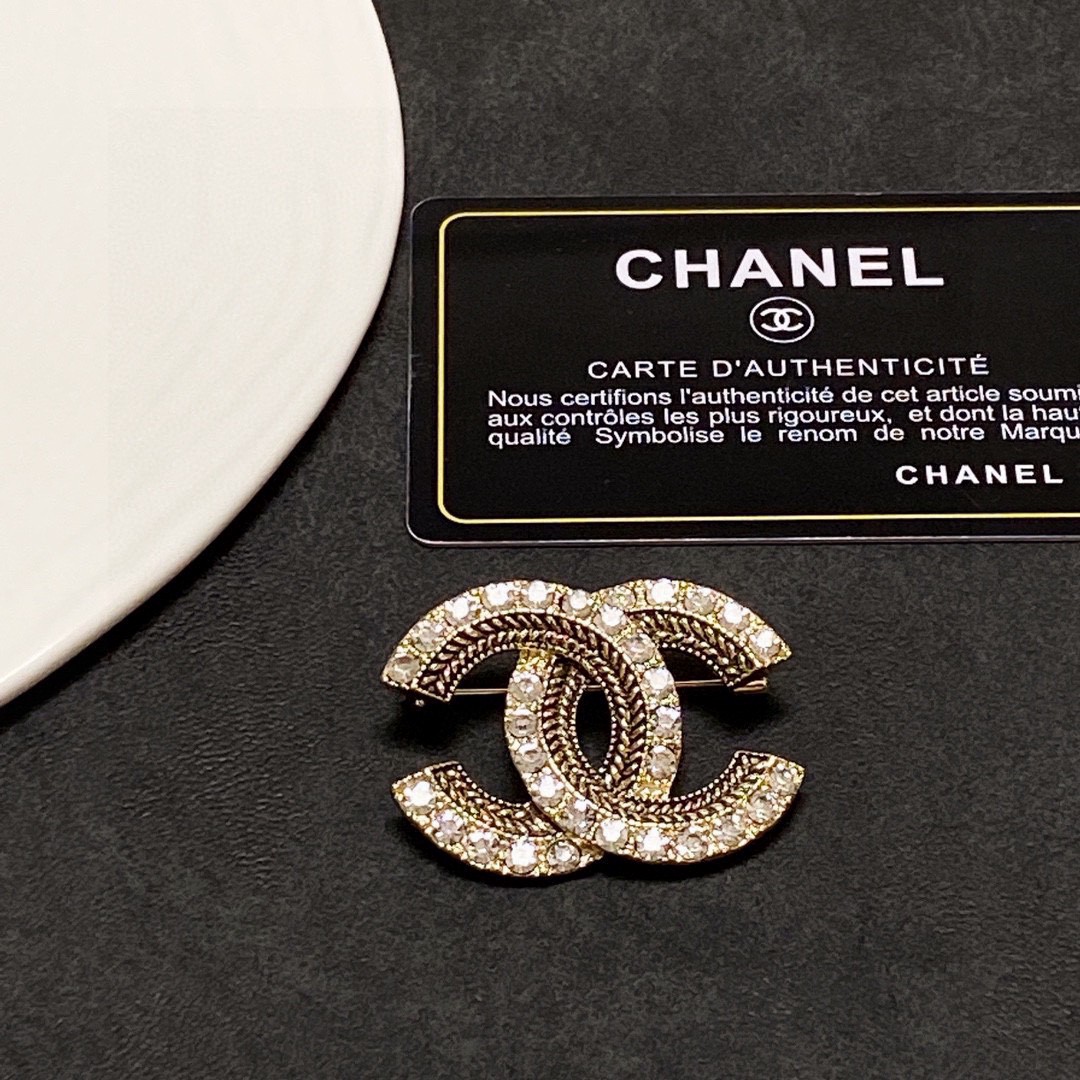 Bagsaaa Ch**el Gold and Crystal Brooch 02