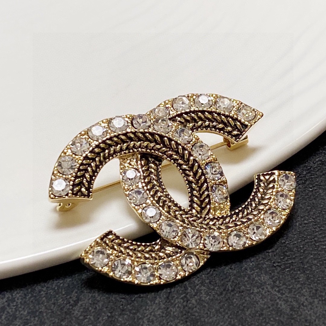 Bagsaaa Ch**el Gold and Crystal Brooch 02
