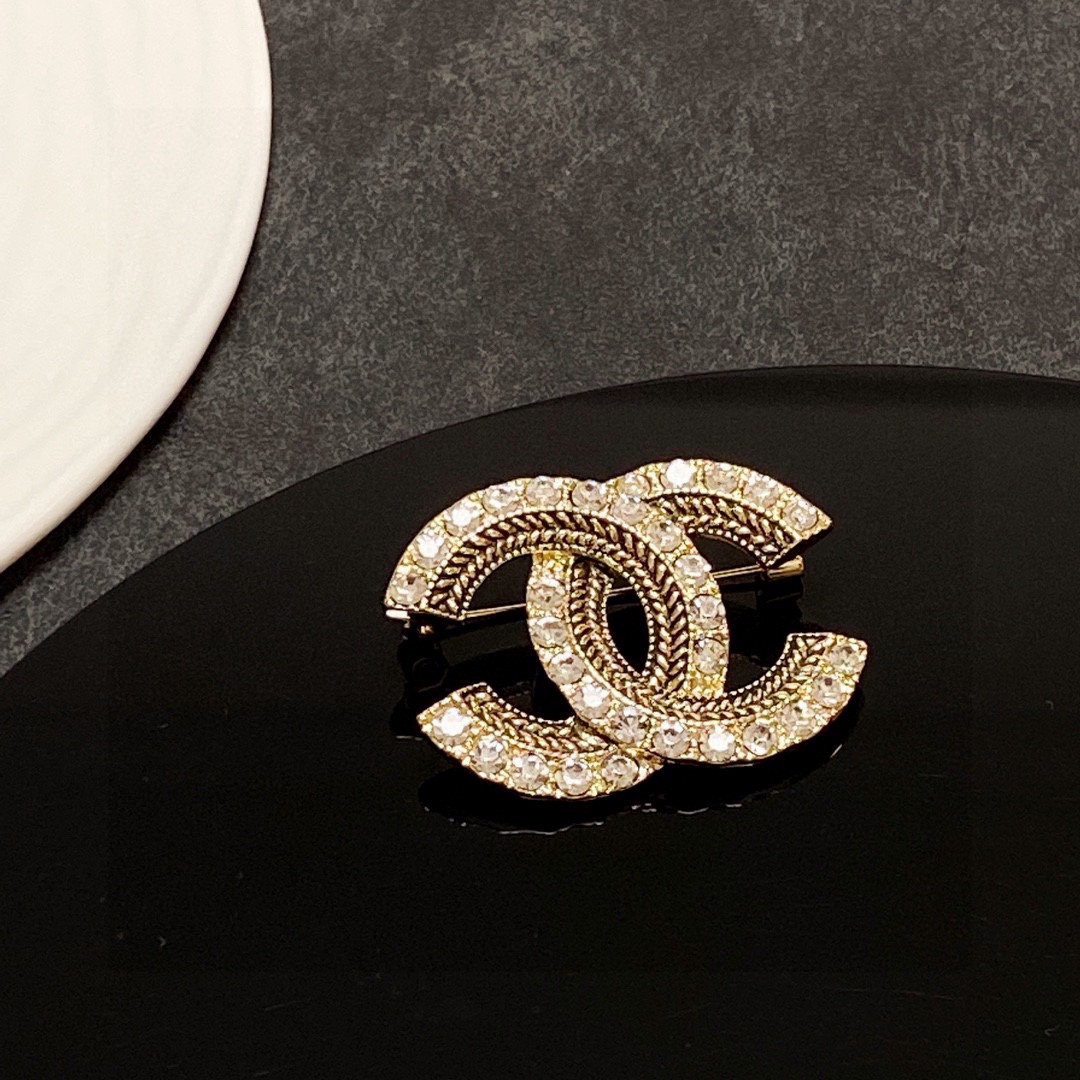 Bagsaaa Ch**el Gold and Crystal Brooch 02