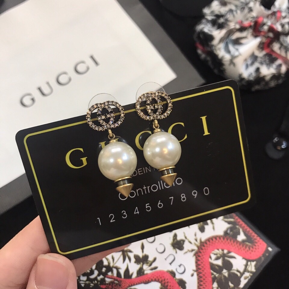 Bagsaaa Gvc*1 Pearl Stud Earrings