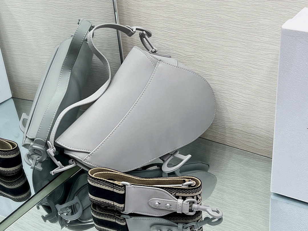 Bagsaaa D10r Saddle Light Grey - 25.5 x 20 x 6.5 cm