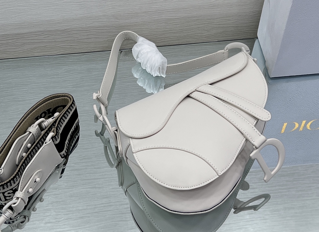 Bagsaaa D10r Saddle White - 25.5 x 20 x 6.5 cm