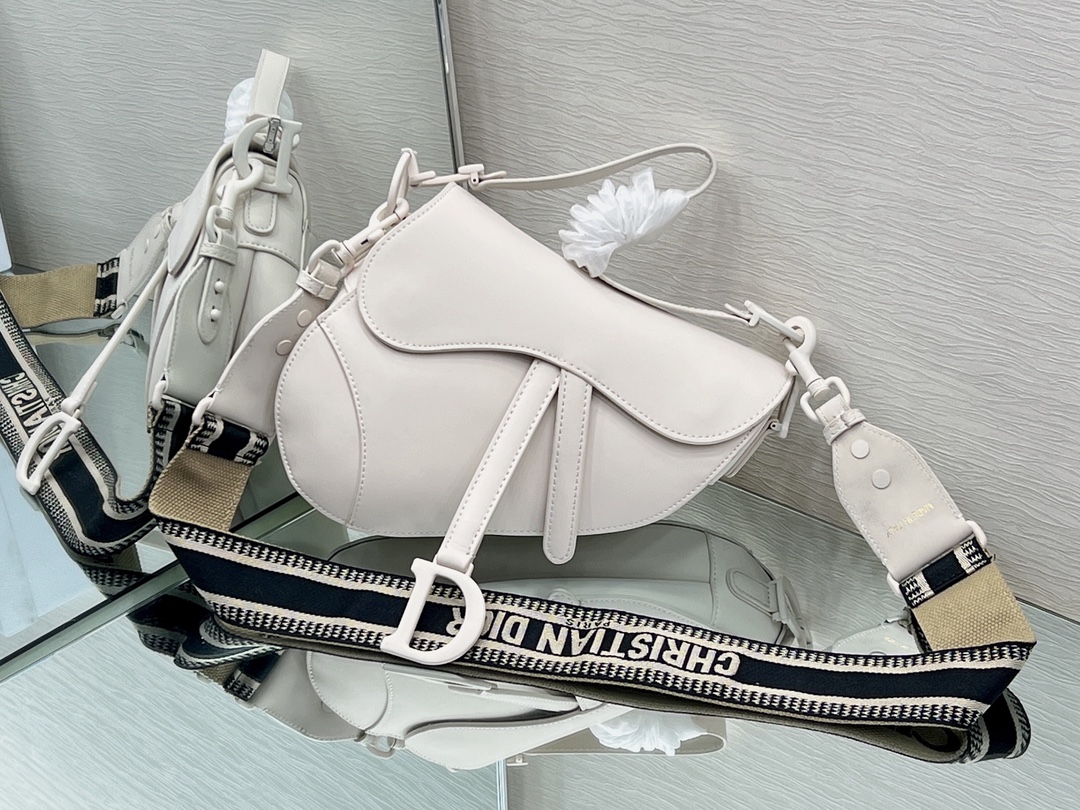 Bagsaaa D10r Saddle White - 25.5 x 20 x 6.5 cm