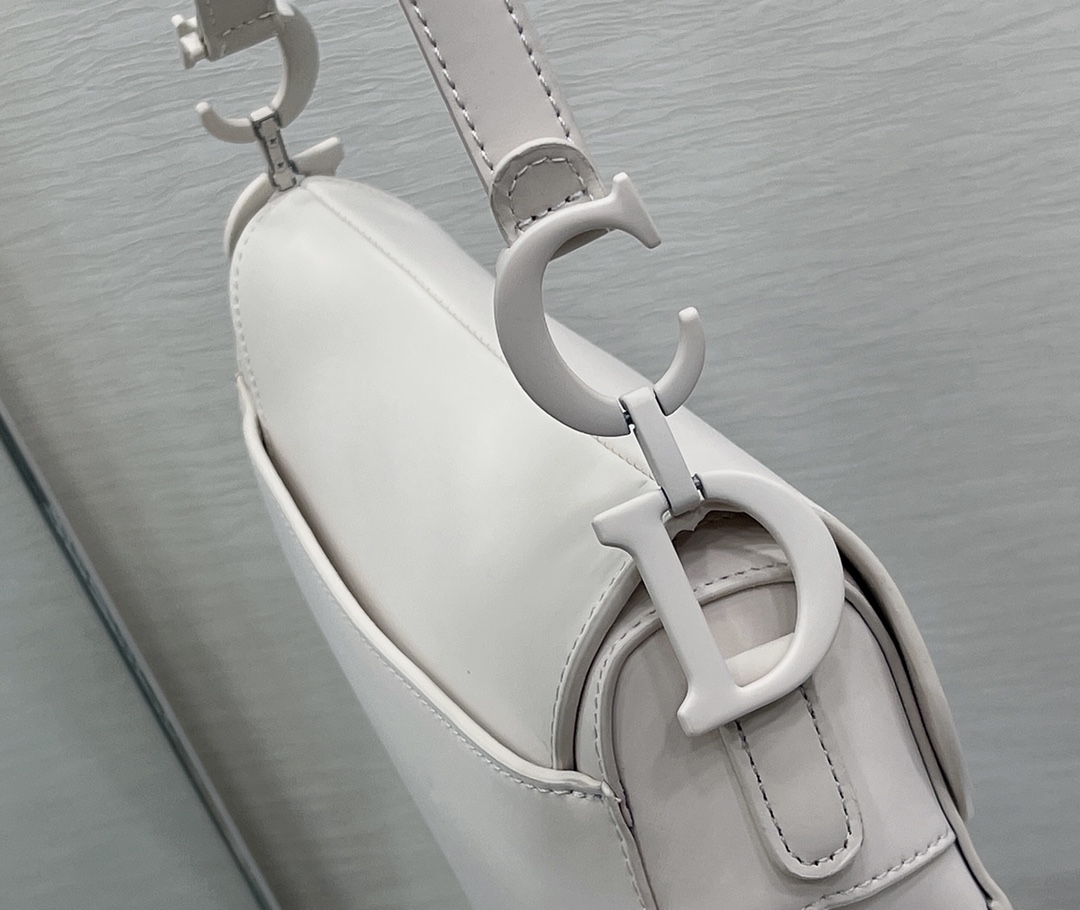 Bagsaaa D10r Saddle White - 25.5 x 20 x 6.5 cm