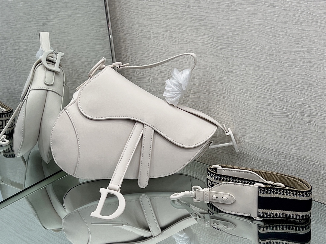 Bagsaaa D10r Saddle White - 25.5 x 20 x 6.5 cm