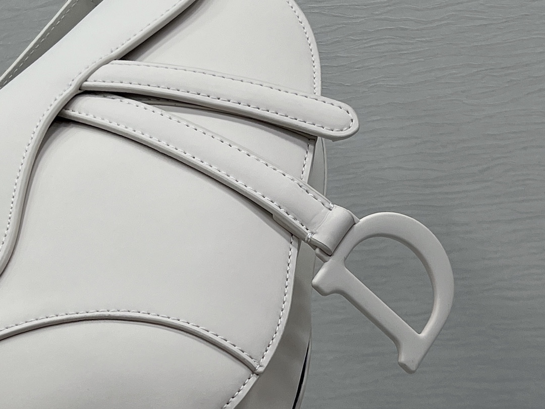 Bagsaaa D10r Saddle White - 25.5 x 20 x 6.5 cm