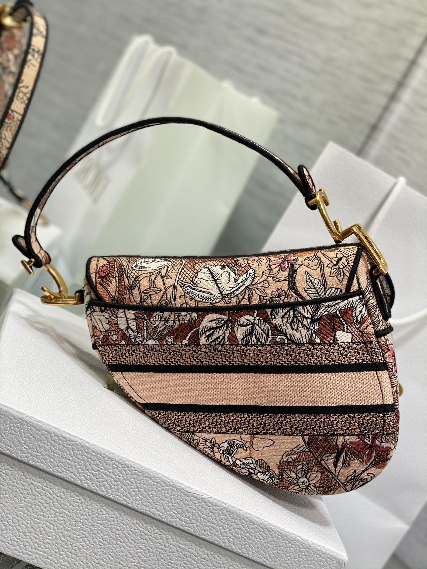 Bagsaaa D10r Saddle Camouflage Embroidered Pink - 25.5 x 20 x 6.5 cm