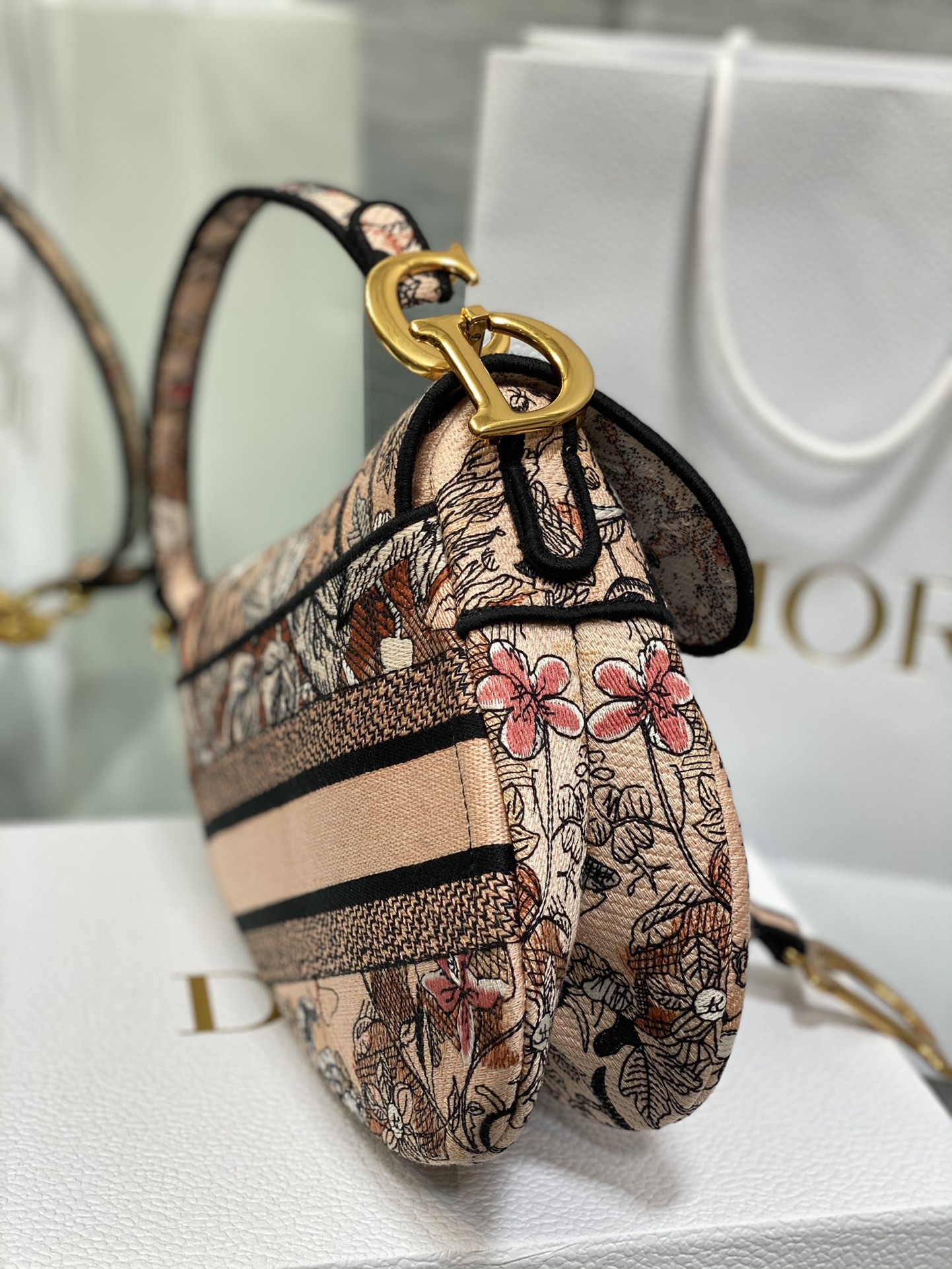 Bagsaaa D10r Saddle Camouflage Embroidered Pink - 25.5 x 20 x 6.5 cm