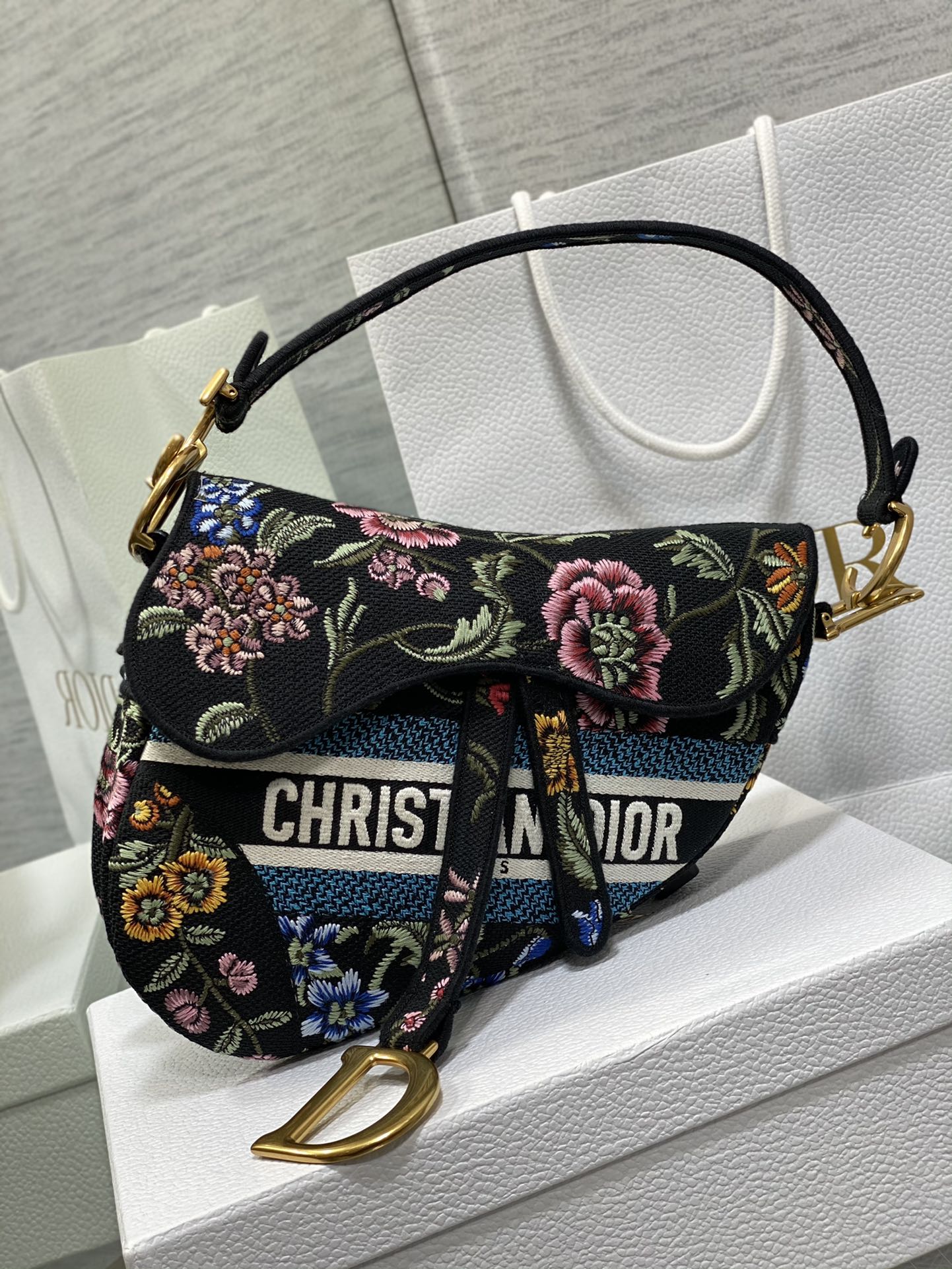 Bagsaaa D10r Saddle Black Flower Embroidered White - 25.5 x 20 x 6.5 cm