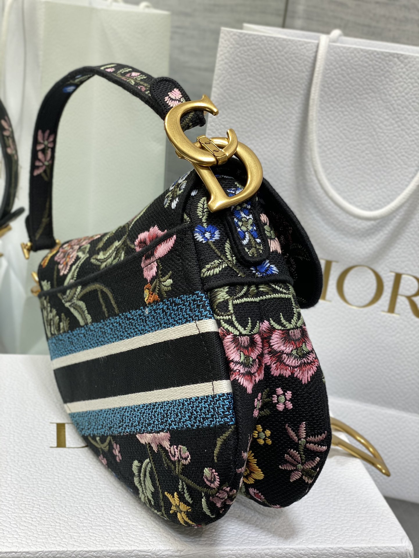 Bagsaaa D10r Saddle Black Flower Embroidered White - 25.5 x 20 x 6.5 cm