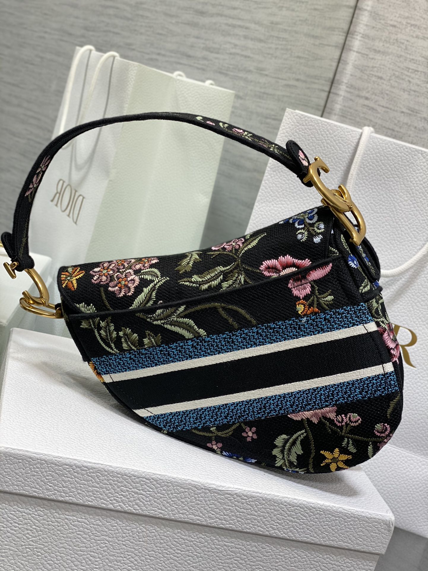 Bagsaaa D10r Saddle Black Flower Embroidered White - 25.5 x 20 x 6.5 cm