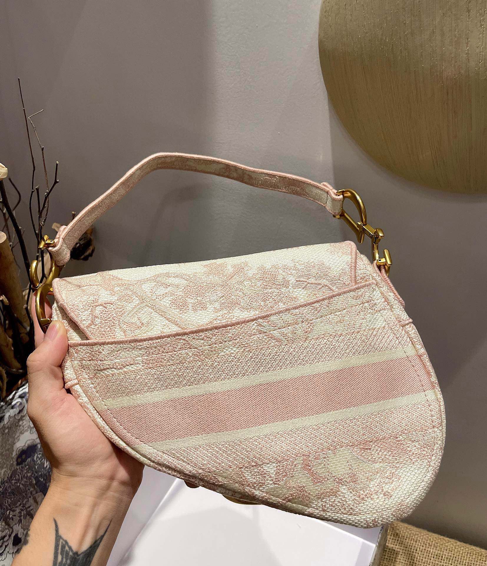 Bagsaaa D10r Pink Toile De Jouy Embroidery Saddle Bag - 25.5 x 20 x 6.5 cm
