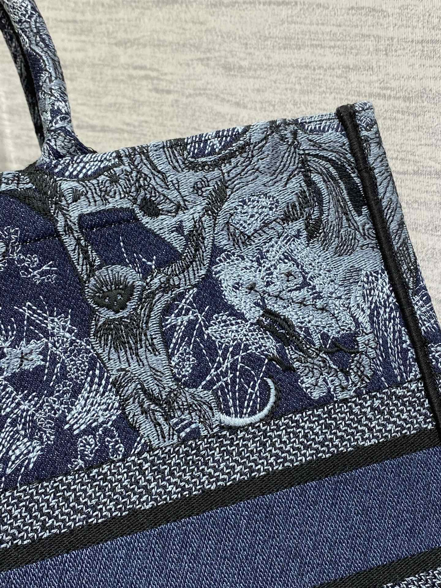 Bagsaaa D10r Book Tote Medium Denim Blue Toile de Jouy Embroidery - 41cm