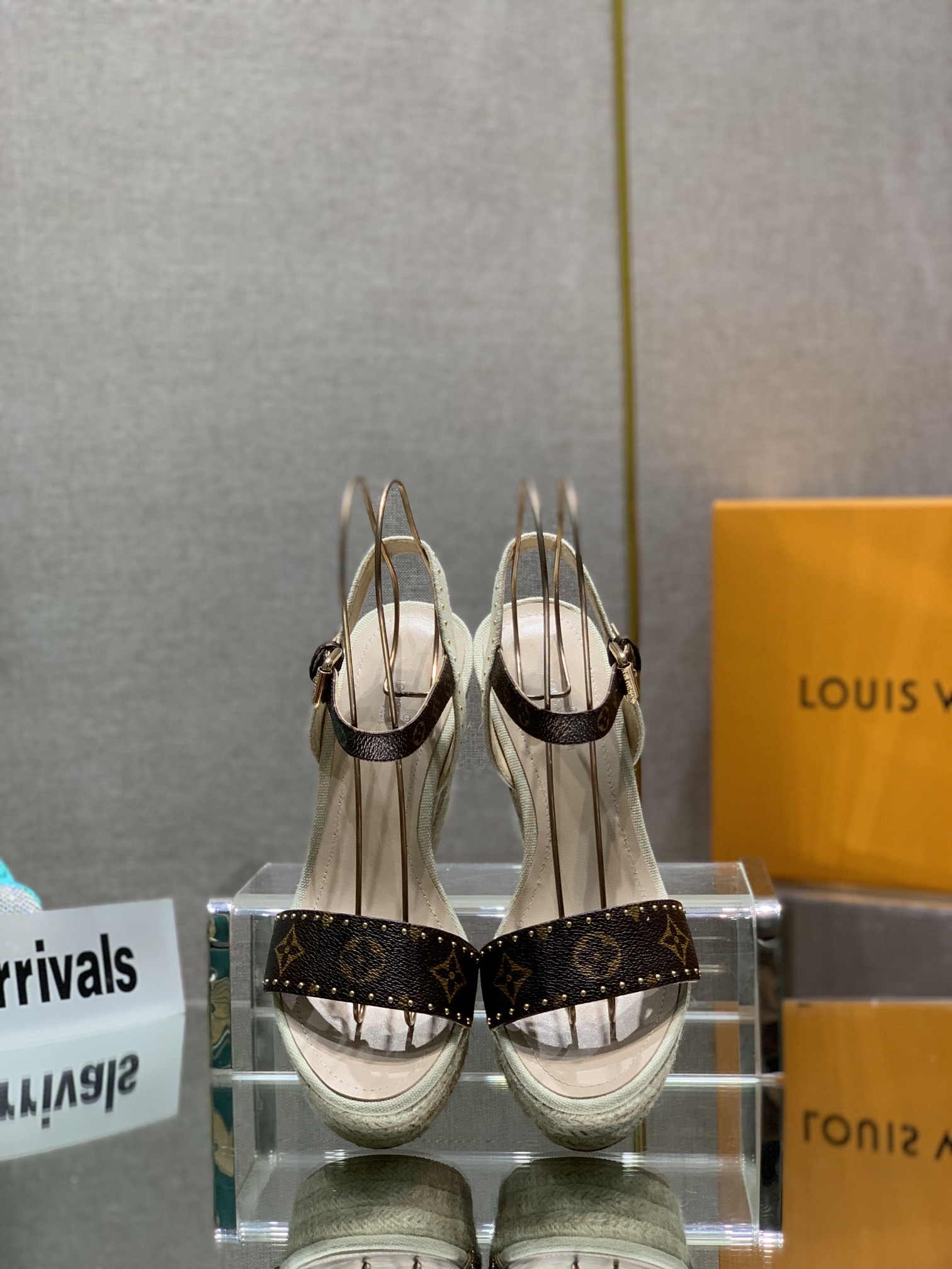 Bagsaaa L0vis Vvtt0n Wedge Sandals