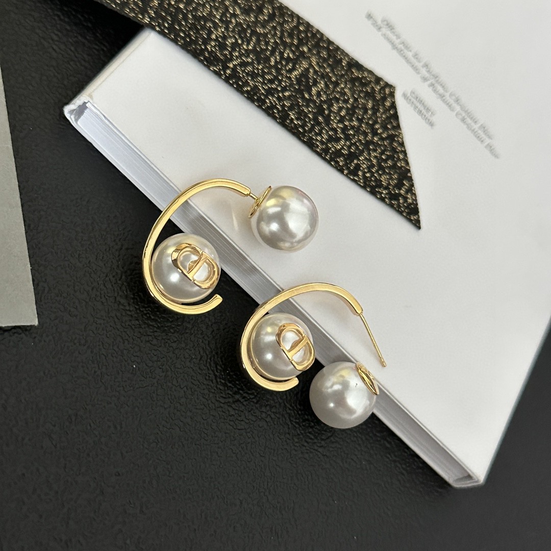 Bagsaaa D10r Montaigne With Pearl Earrings
