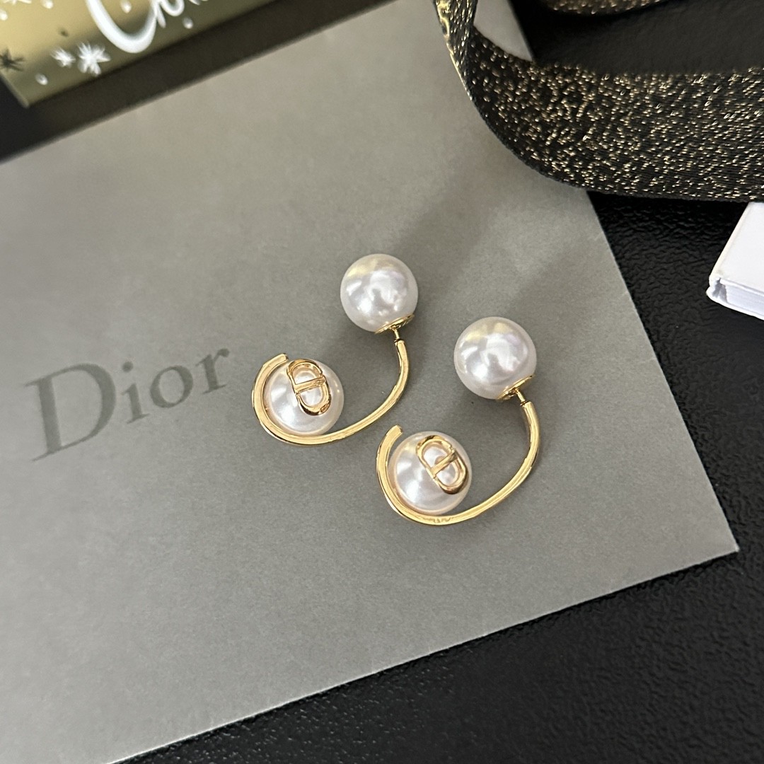 Bagsaaa D10r Montaigne With Pearl Earrings