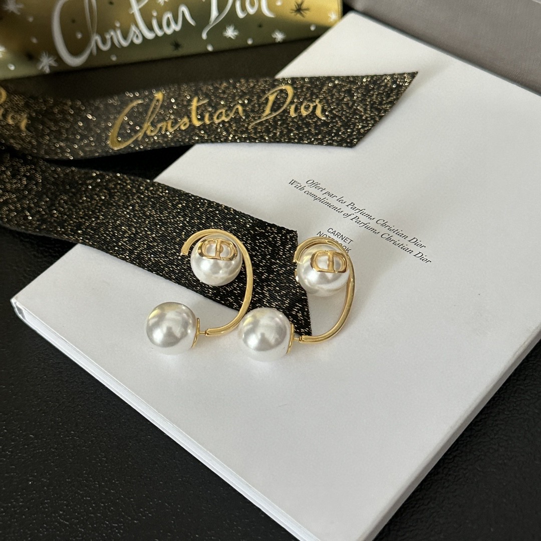 Bagsaaa D10r Montaigne With Pearl Earrings