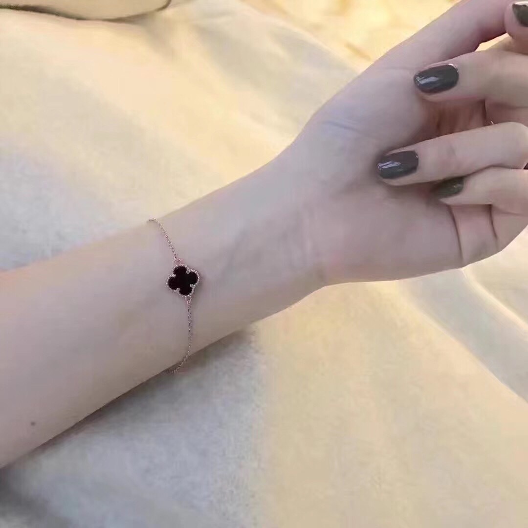 Bagsaaa V*n Cl**f & Arp*1s Sweet Alhambra bracelet