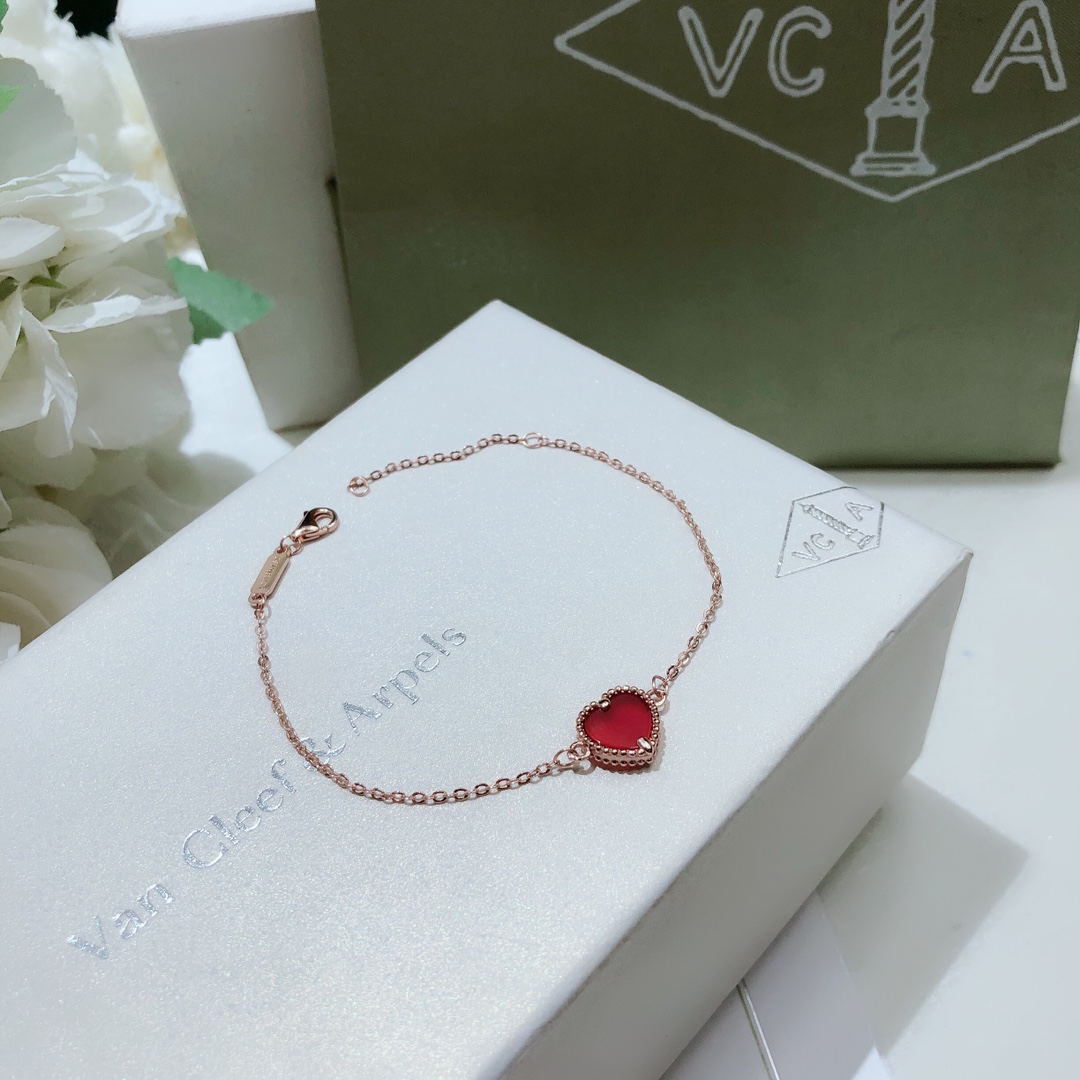 Bagsaaa V*n Cl**f & Arp*1s Red Heart Bracelet