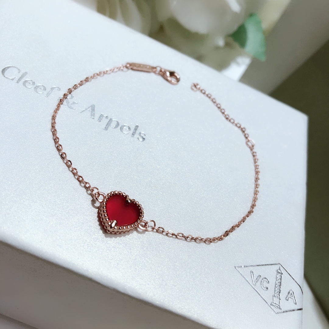 Bagsaaa V*n Cl**f & Arp*1s Red Heart Bracelet