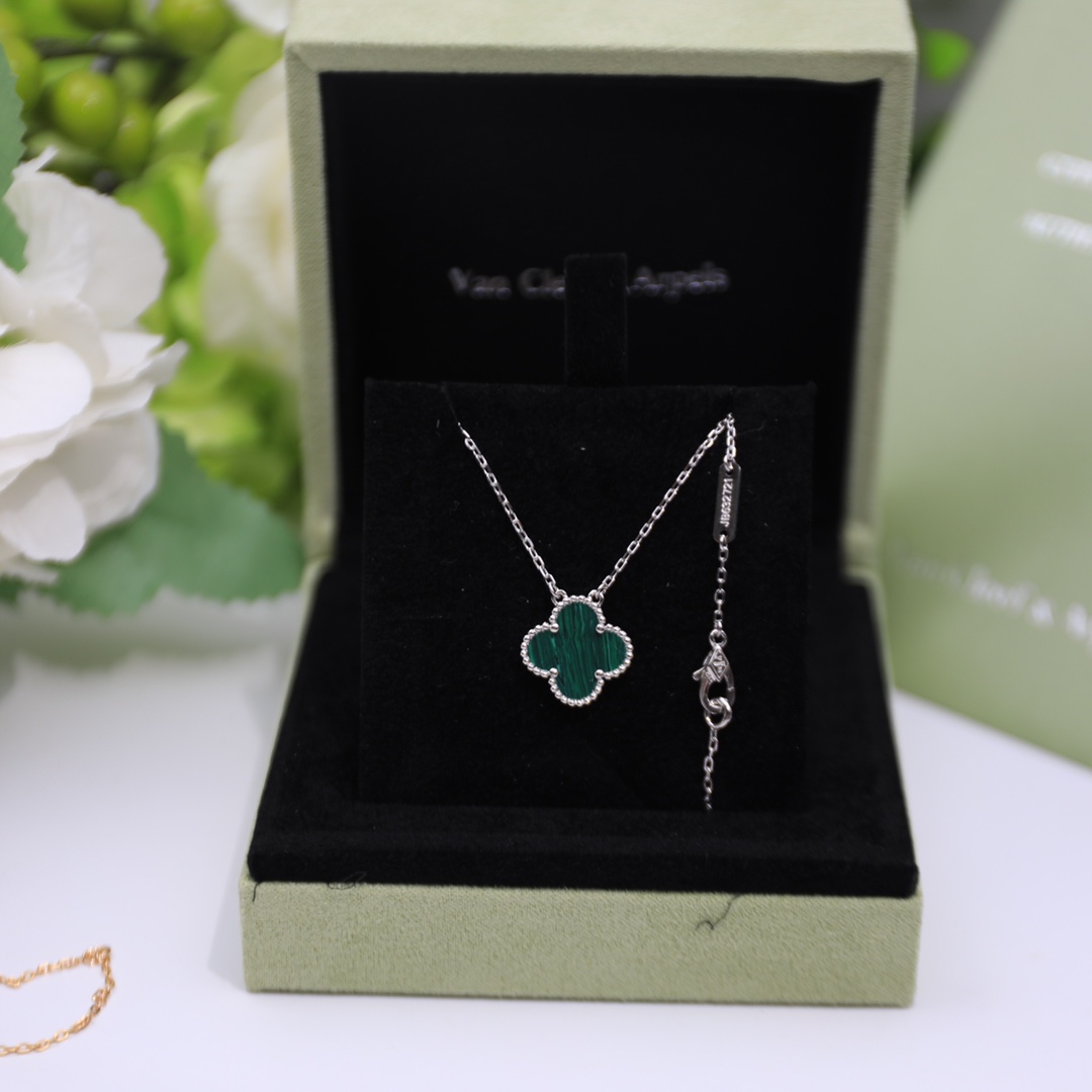 Bagsaaa V*n Cl**f & Arp*1s Clover Green Necklace