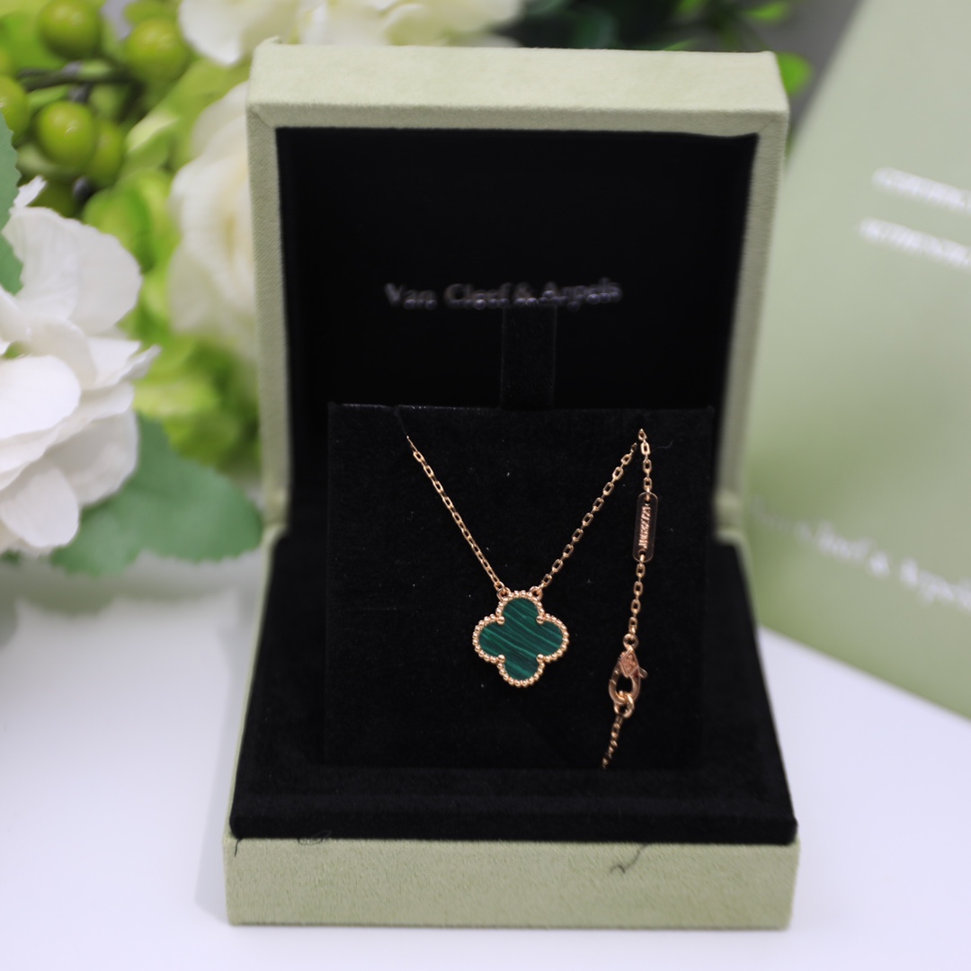 Bagsaaa V*n Cl**f & Arp*1s Clover Green Necklace
