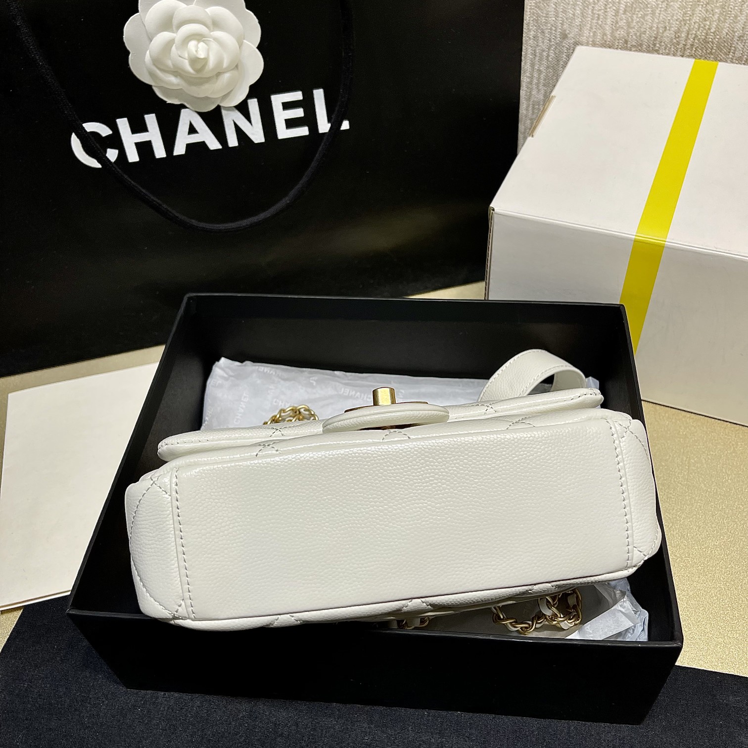 Bagsaaa Ch**el White Flap Bag - 21X14.5X6cm