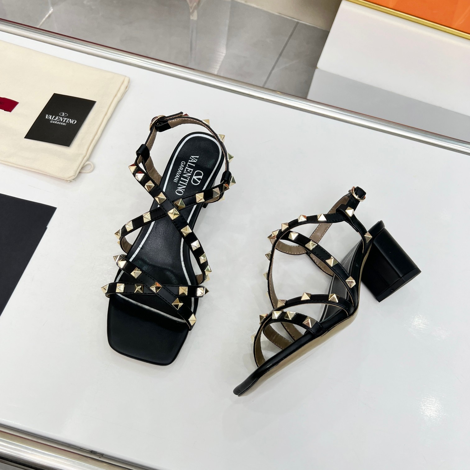 Bagsaaa Va1e*ntin0 Garavani Rockstud-embellished flat black leather sandals