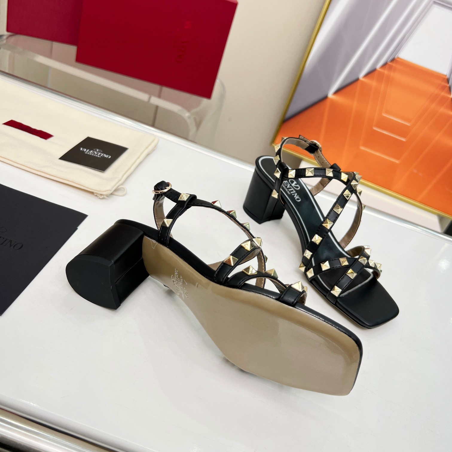 Bagsaaa Va1e*ntin0 Garavani Rockstud-embellished flat black leather sandals
