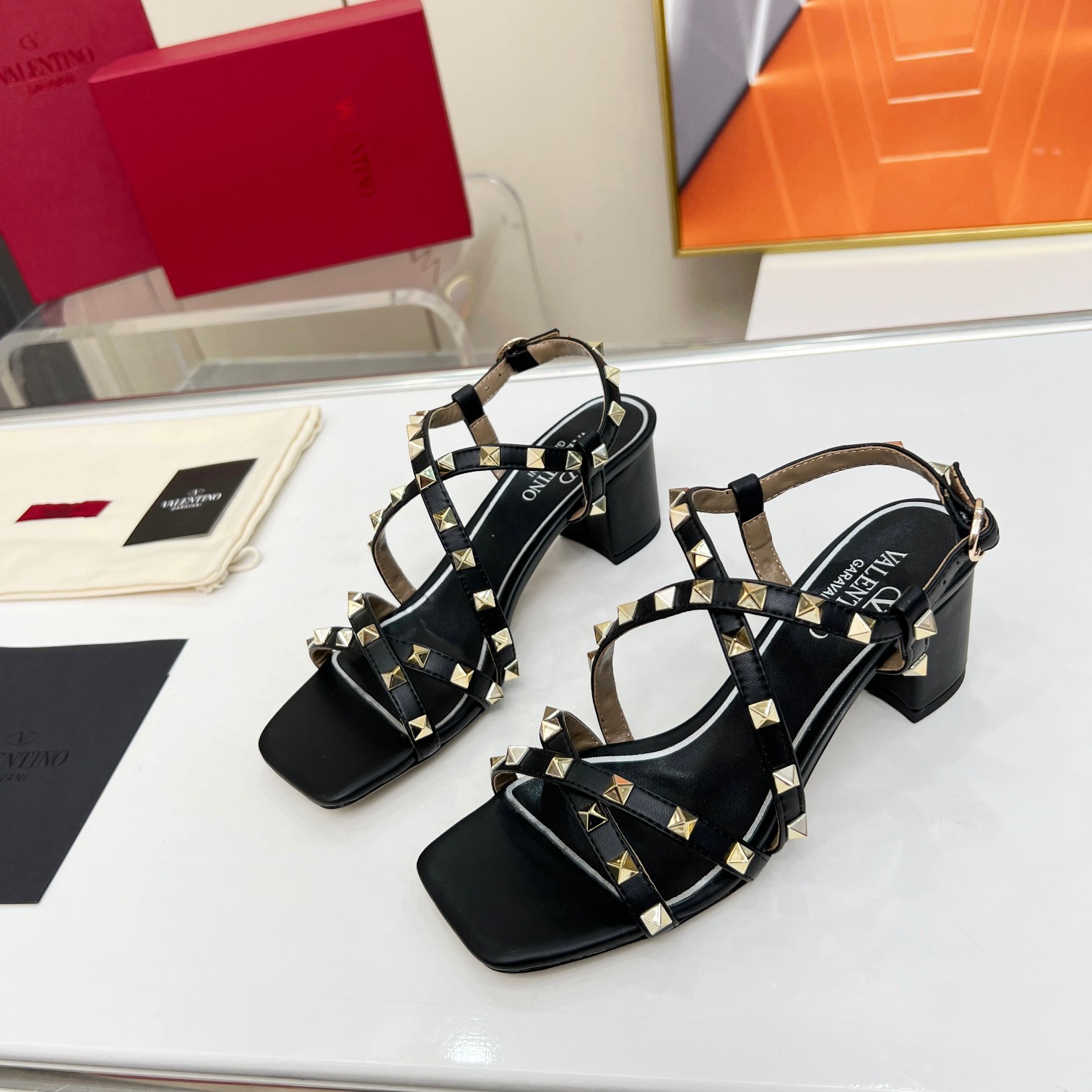 Bagsaaa Va1e*ntin0 Garavani Rockstud-embellished flat black leather sandals