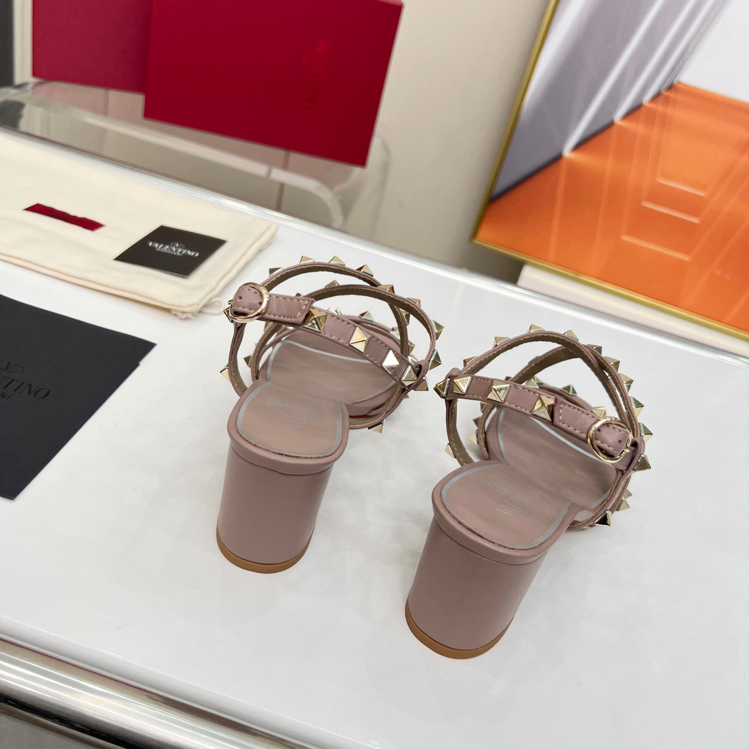 Bagsaaa Va1e*ntin0 Garavani Rockstud-embellished flat nude leather sandals