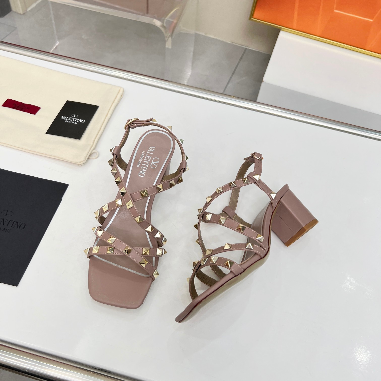 Bagsaaa Va1e*ntin0 Garavani Rockstud-embellished flat nude leather sandals