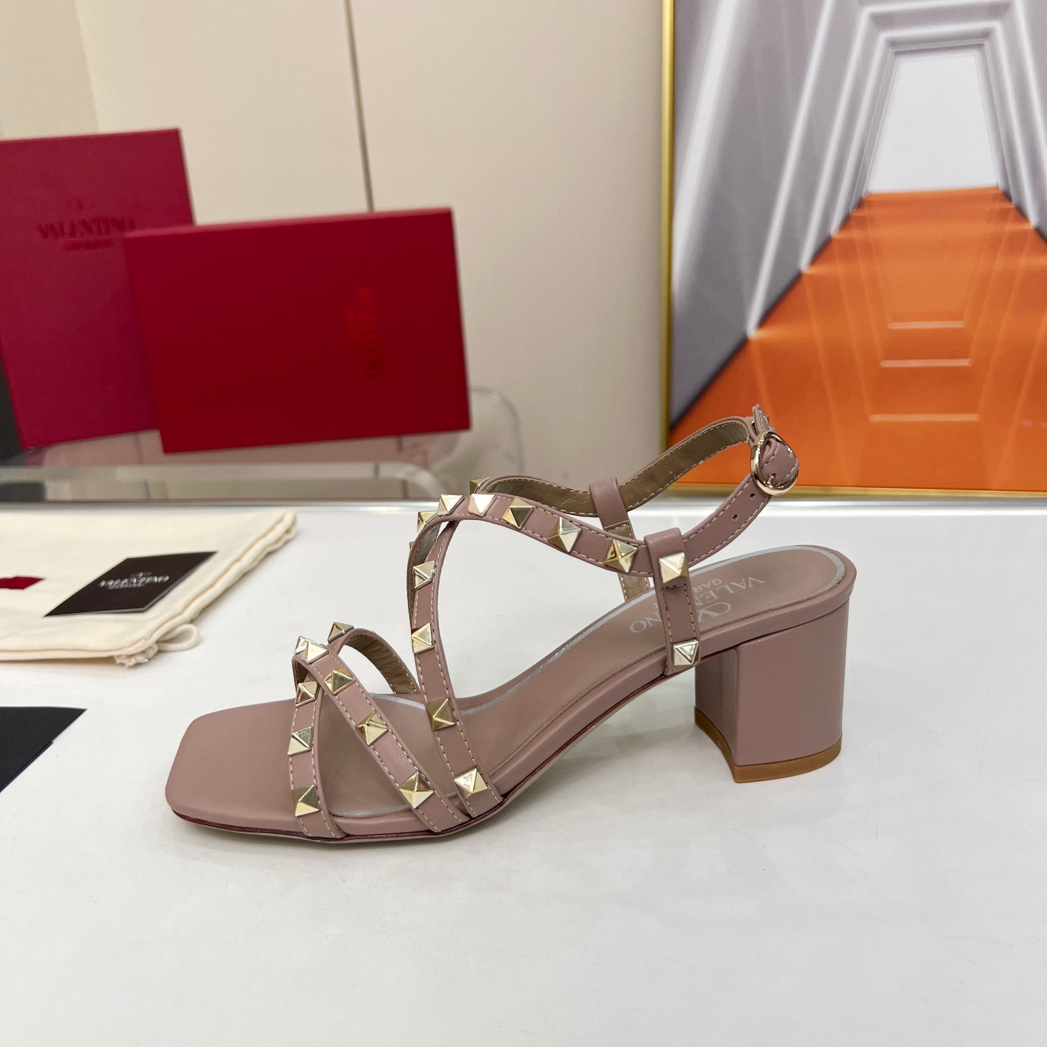 Bagsaaa Va1e*ntin0 Garavani Rockstud-embellished flat nude leather sandals