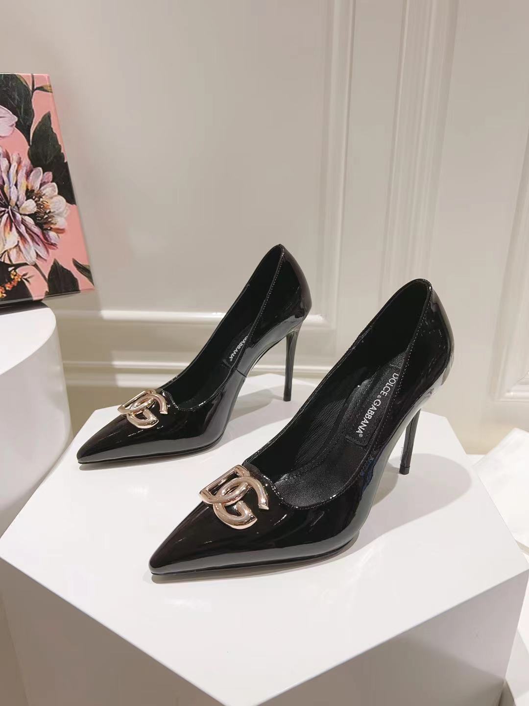 Dolce & Gabbana Logo Detailed Polished Leather Pumps Black