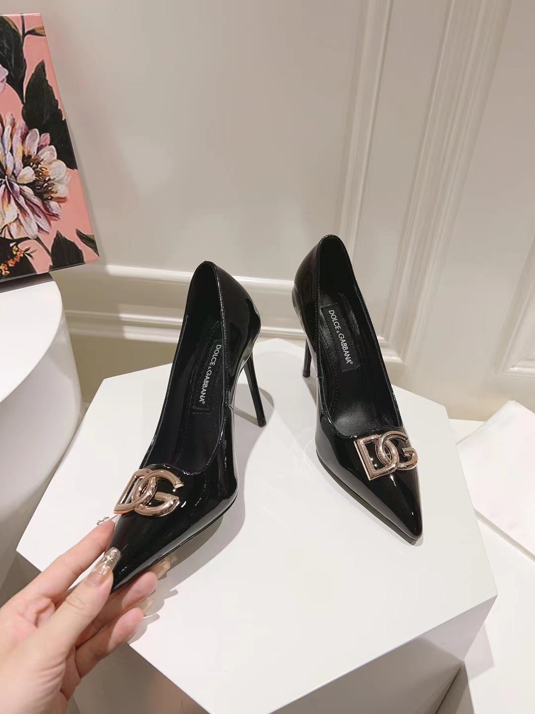 Dolce & Gabbana Logo Detailed Polished Leather Pumps Black