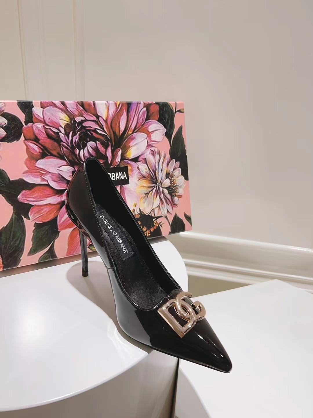 Dolce & Gabbana Logo Detailed Polished Leather Pumps Black