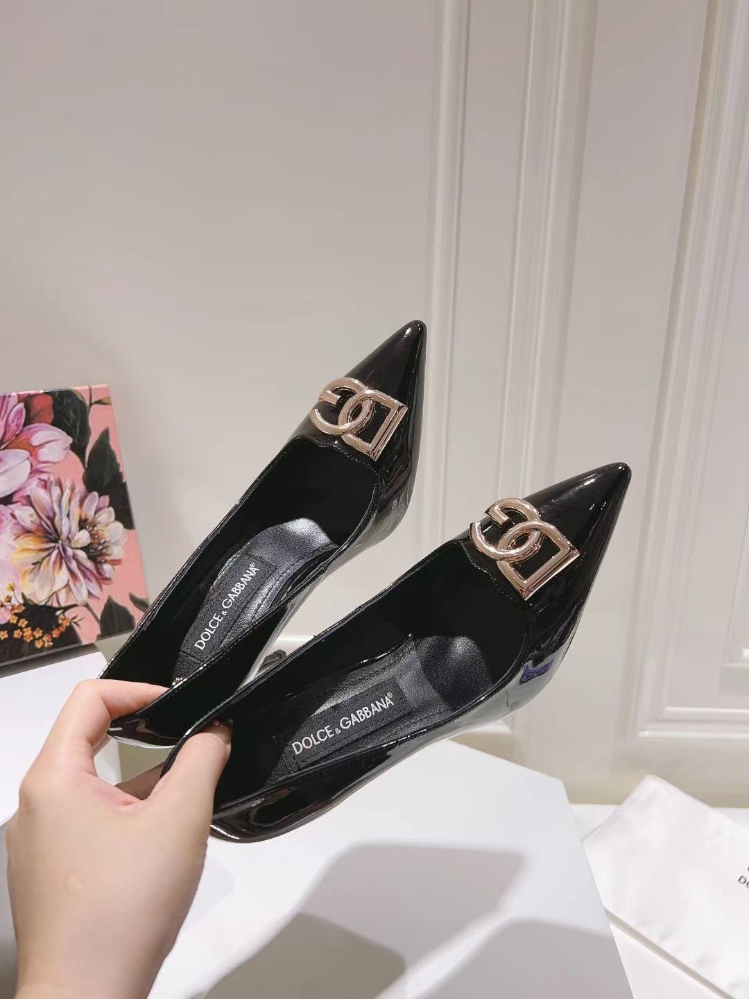 Dolce & Gabbana Logo Detailed Polished Leather Pumps Black
