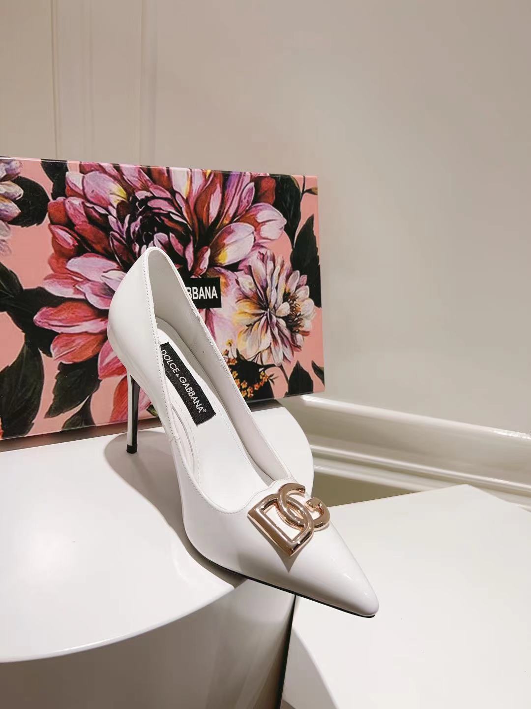 Dolce & Gabbana Logo Detailed Polished Leather Pumps White